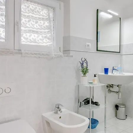 Guesthost - Migliarina Bedrooms شقة لا سبيتسْيا