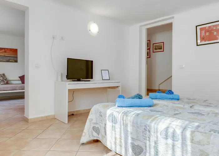 Guesthost - Migliarina Bedrooms Apartman La Spezia