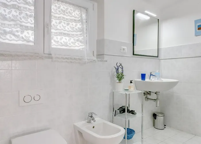Guesthost - Migliarina Bedrooms Apartmán La Spezia