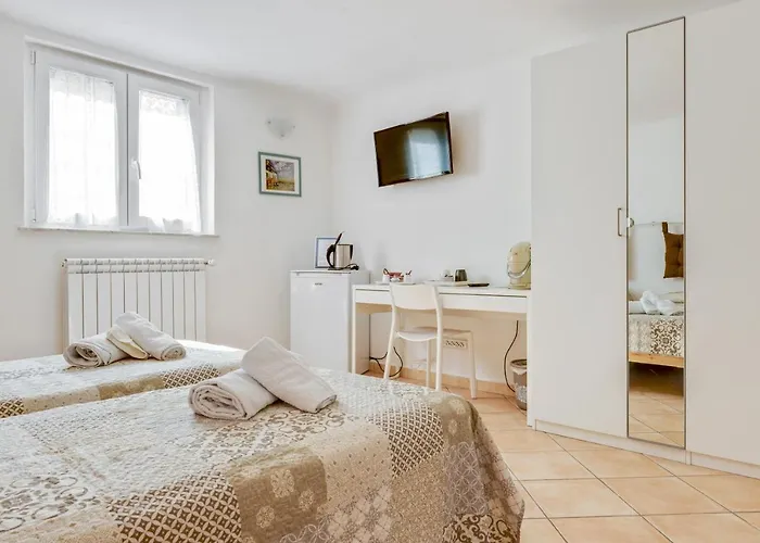 Guesthost - Migliarina Bedrooms Apartmán La Spezia